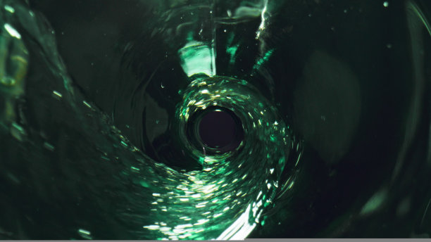 淡啤酒冒泡高脚杯特写。酒精啤酒花饮料溅倒玻璃杯图片下载