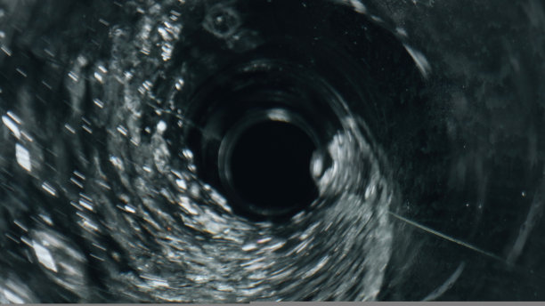 水旋转透明玻璃顶视图。带有气泡的液体漩涡特写图片下载