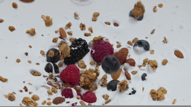 浆果，什锦麦片，落下的酸奶，超慢动作特写。健康的早餐。图片下载