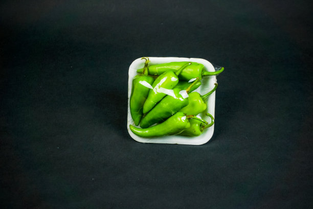 黑色背景下的生蔬菜、药草和香料照片图片下载