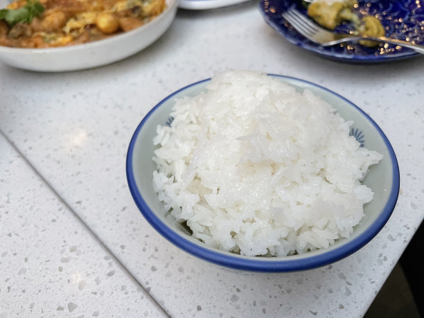 日本的大米。晚餐和午餐用白碗盛着热气腾腾的米饭。图片下载