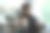生病的年轻女子在卧室用一杯水吃药。保健和医疗概念。图片下载