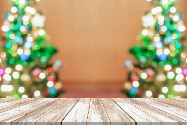 空木桌面与模糊的圣诞树与散景光背景图片下载