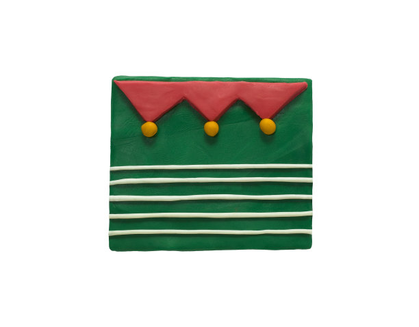 白色背景上的橡皮泥制作的圣诞精灵的细节。圣诞精灵设计的礼物标签，t恤打印，圣诞和新年贺卡图片下载