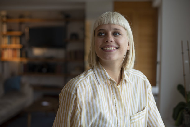 漂亮的年轻女子的头像库存照片图片下载