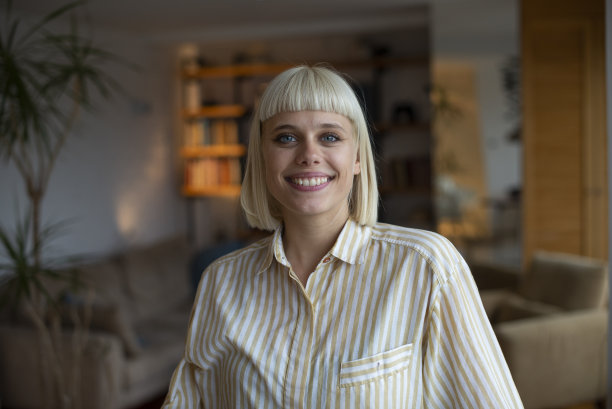 漂亮的年轻女子的头像库存照片图片下载