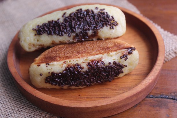 木盘子上的布丁蛋糕图片下载