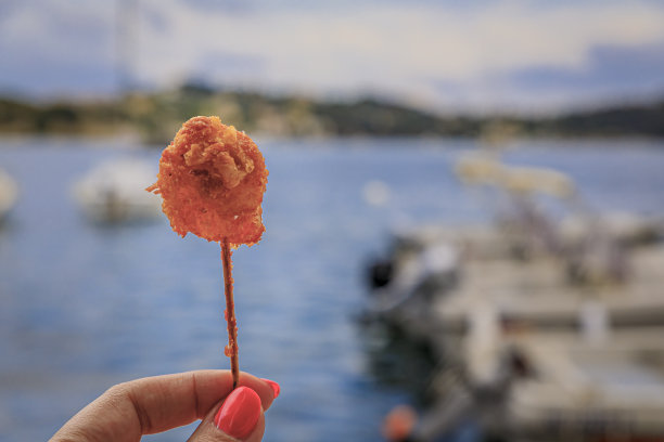 一杯玫瑰葡萄酒，地中海和在法国滨海维尔弗朗茨的小船图片下载