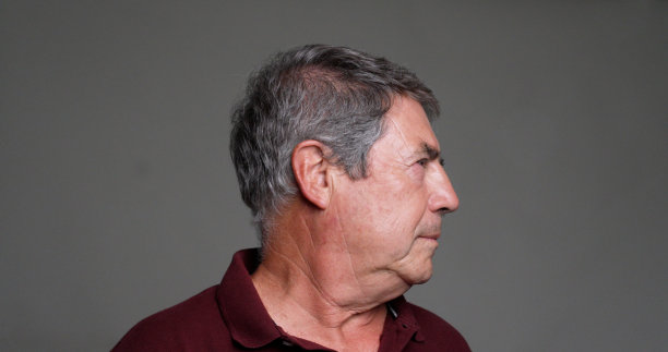 严肃的高级男子头像照片图片下载