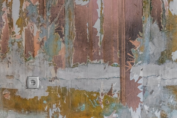 旧墙上的欧洲插座，墙纸破旧破旧图片下载