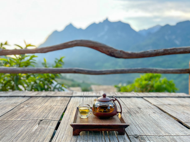 茶具和美丽的山景图片下载