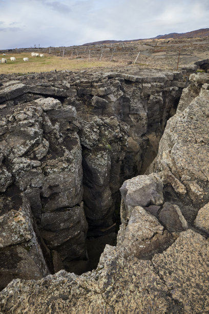 冰岛北部Grjótagjá洞穴上方的风景图片下载