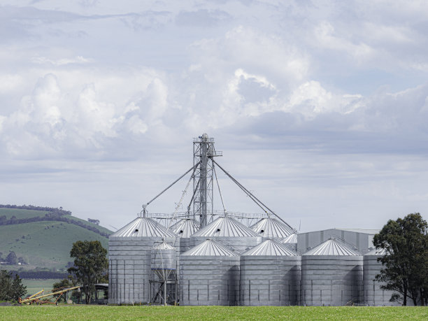 田间的小麦筒仓图片下载