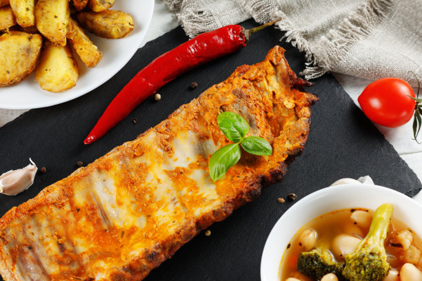 炸排骨配番茄，土豆和罗勒。图片下载