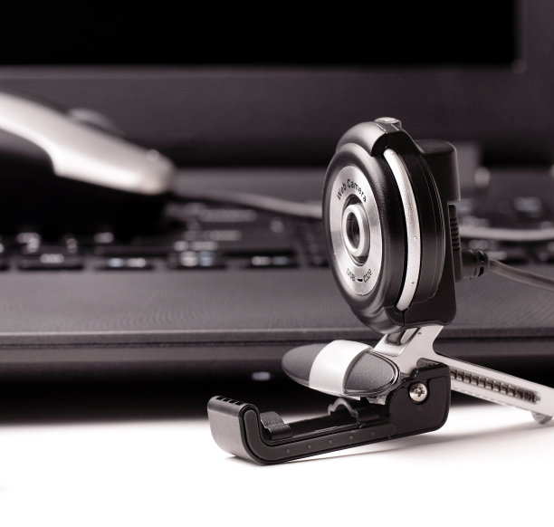 笔记本电脑屏幕上黑色的摄像头，黑色的平面和鼠标图片下载