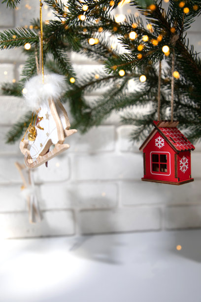 圣诞树的树枝上装饰着玩具，白色的背景上有金色的闪光图片下载