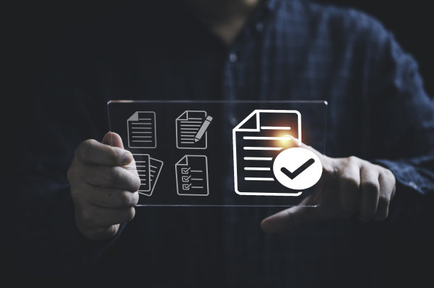 商人手持带有虚拟文件和正确标记的虚拟平板，实现在线无纸化审批项目文件和质量保证理念。图片下载
