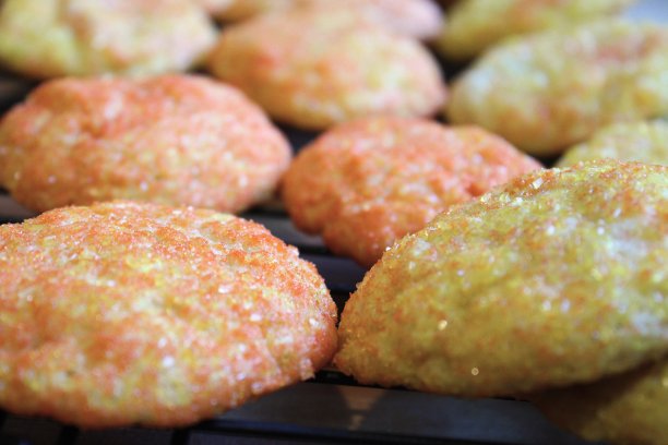 免版权费的照片-最甜的味道的饼干背景为网站，烘焙博客或营销-孤立的特写妈妈的新鲜烘焙的糖饼干-令人垂涎的新鲜烘焙美味的糖饼干准备给孩子和我-最好的饼干图片下载