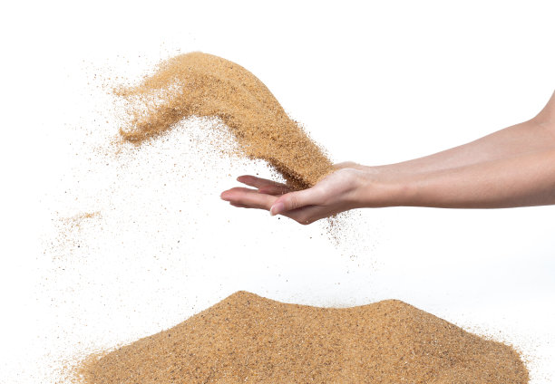 飞沙爆炸，金沙波爆炸。抽象的沙云飞。黄色的彩色沙子在空气中飞溅。隔离高速快门，抛出定格动作图片下载