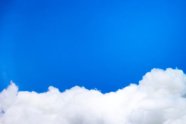 讲台上的云在柔和的蓝色背景。概念场景舞台展示，用于产品、促销、销售、横幅、展示、化妆和时尚。最小的展示模拟云景天空概念。图片下载