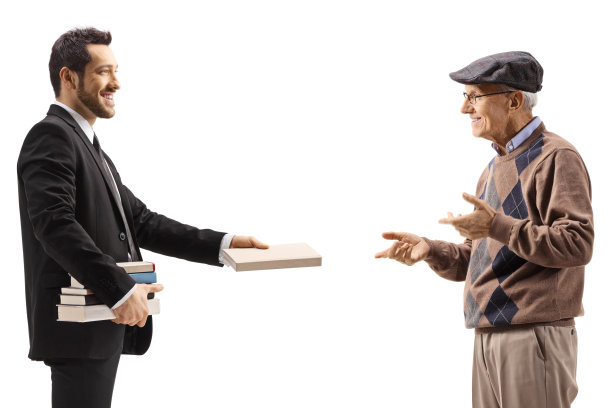 一个穿黑色西装的年轻人给一位老人一本书图片下载