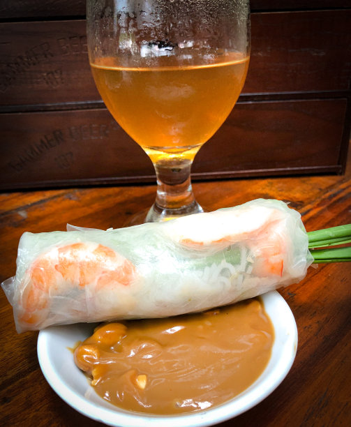 春卷和啤酒图片下载