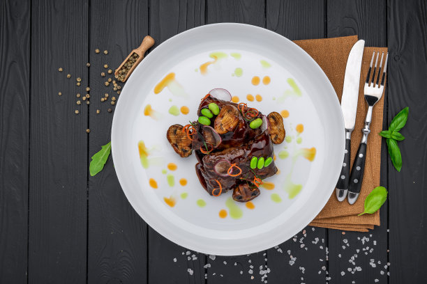 肉圆饼，用红辣肉汁配炸蘑菇，菜单照片图片下载