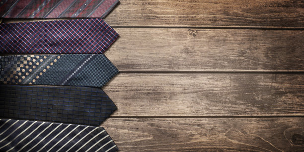 收集领带在木制棕色背景与复制空间图片下载