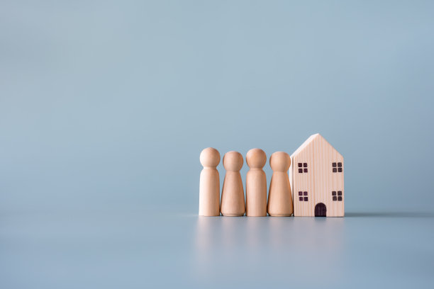 人类家庭成员和房子的小木制无脸人物图片下载