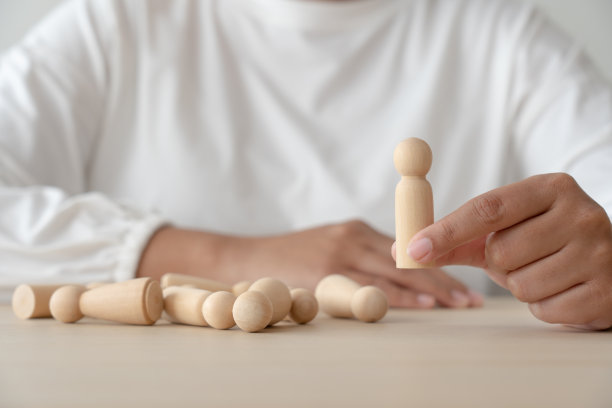 女性和木制人物的招聘概念，领导力，团队合作图片下载