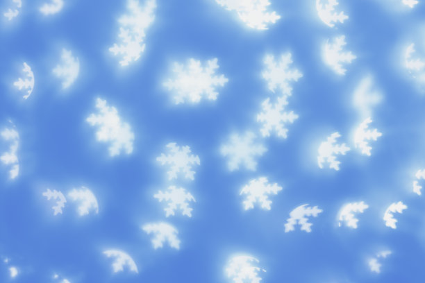 圣诞节或新年的抽象魔术灯背景，白色的雪花在蓝色的背景上散焦作为冬季的节日背景。圣诞心情唯美照片，效果模糊，庆典照明图片下载