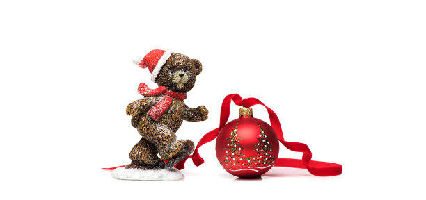 白色背景上的圣诞红色球体，带丝带和滑稽熊，圣诞快乐新年祝福banner图片下载