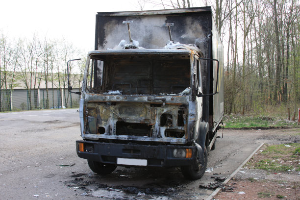 烧毁的卡车图片下载