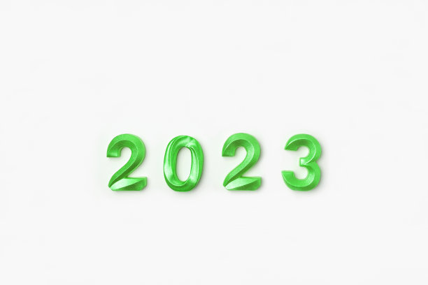 2023白桌绿号。现代新年背景。创意贺卡。平铺，俯视图，复制空间。旗帜设计。最小的节日模拟数字。庆祝节日的时间图片下载