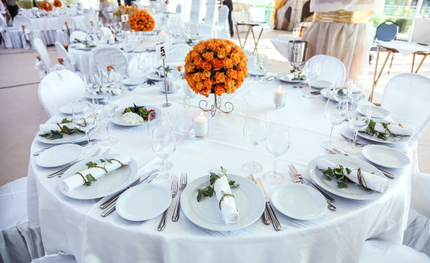 用鲜花和蜡烛装饰的节日餐桌。图片下载