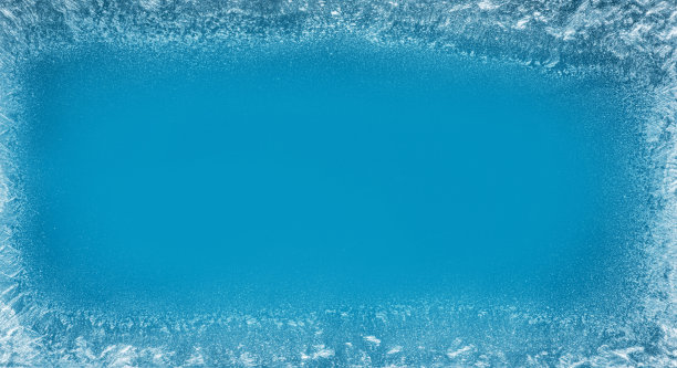 结冰的窗户上的霜冻图案是圣诞节奇迹的象征。在窗口中间是一个雾蒙蒙的空间，用来放置你的产品或文字。圣诞节或新年背景。图片下载