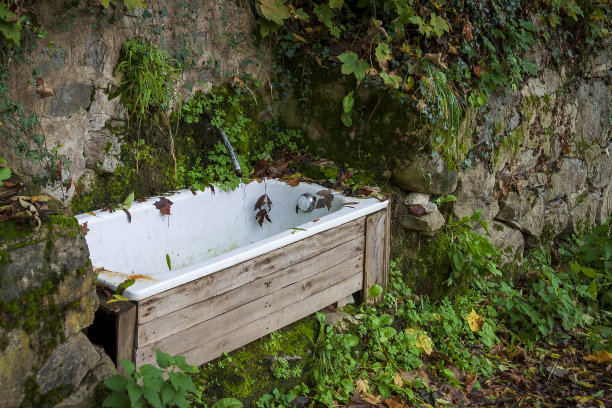 Uriage les Bains France 11 2022原始喷泉在自然中间由一个旧的回收浴缸制成图片下载