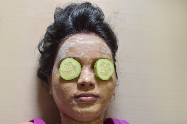 特写的印度妇女正在使用皮肤清洁面包。美丽的女性在美容院享受放松时光。美丽和放松的概念图片下载