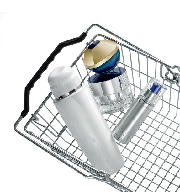 化妆品放在金属购物篮里图片下载