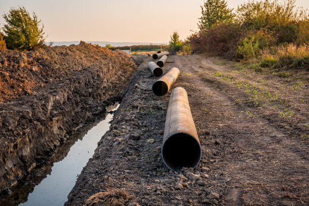 天然气管道建设。在绿色区域铺设煤气管道图片下载