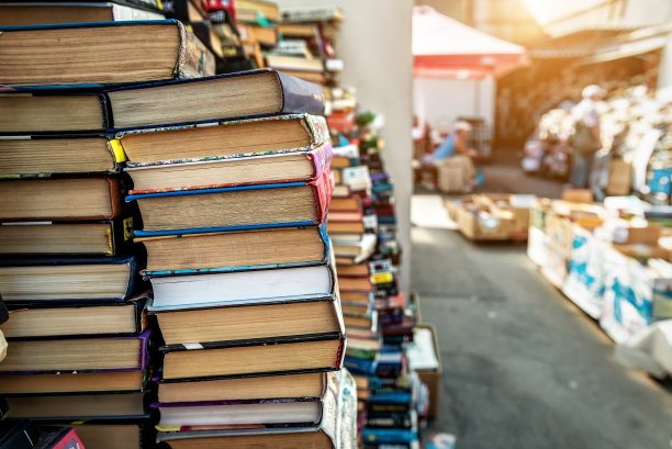 图书市场上成堆的书图片下载