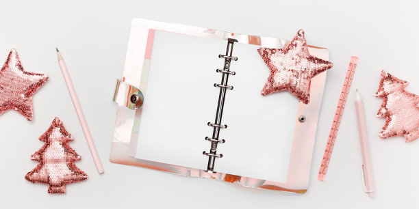 平铺文具作为女性的工作场所，工作或写博客，新年想法，计划和设定目标。风格日记本，钢笔，圣诞树，星星从亮片，粉红色单色横幅图片下载