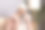 室内拍摄的冻女人坐在家里的沙发上，穿着冬衣，戴着帽子和手套，在寒冷的房子里暖着手，看着镜头，已经冷了。图片下载