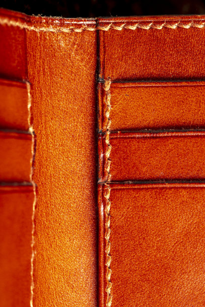带缝线的棕色皮制钱包或皮箱的一部分。图片下载