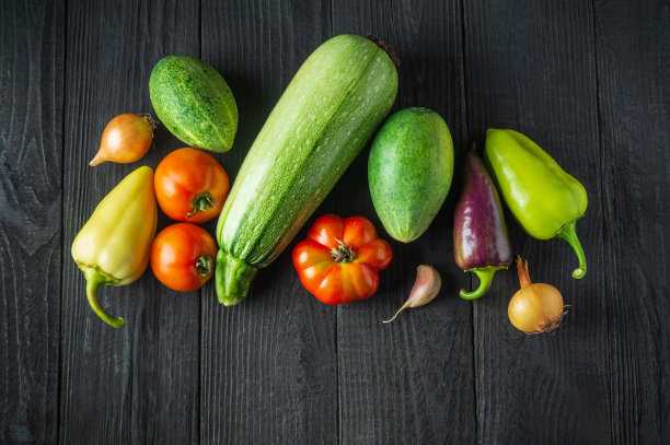 一套新鲜的蔬菜沙拉食谱在一个古老的桌子上。在餐厅厨房做沙拉。免费广告空间图片下载