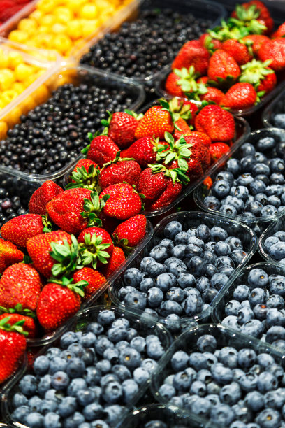 市场上五颜六色的新鲜浆果。覆盆子，草莓，蓝莓和山越莓。图片下载