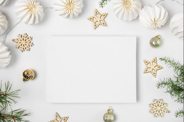 冬季背景与复制空间。圣诞纸球装饰和天然木星。白色北欧节日装饰。波西米亚风格的设计。最小的点缀。结构性折纸。“零浪费”图片下载