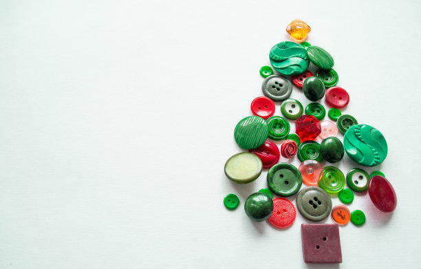 树上的扣子是绿色的，红色的。白色背景，复制空间。创意圣诞概念或园艺图片下载