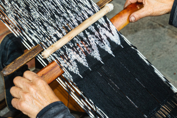 男子正在用IKAT技术制作围巾图片下载