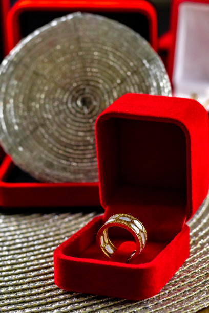 黄金珠宝盒，珠宝为礼品，礼品盒带珠宝，黄金戒指，珠宝概念图片下载